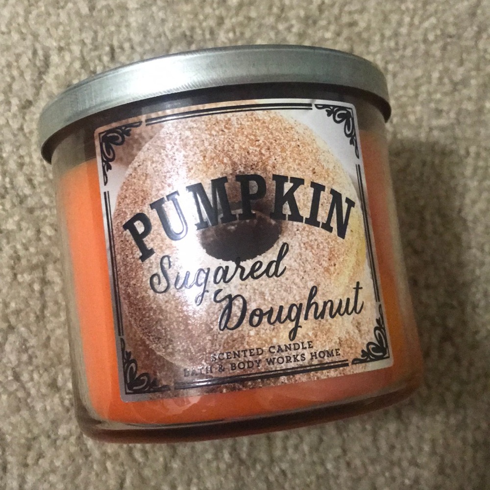 Bath and body works pumpkin sugared donut candle
